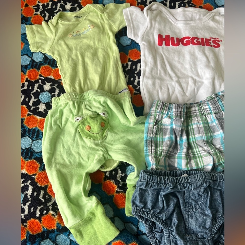 OshKosh B’Gosh Baby Boy Assorted Sumer Cotton pieces shorts & onesie - Picture 3 of 7